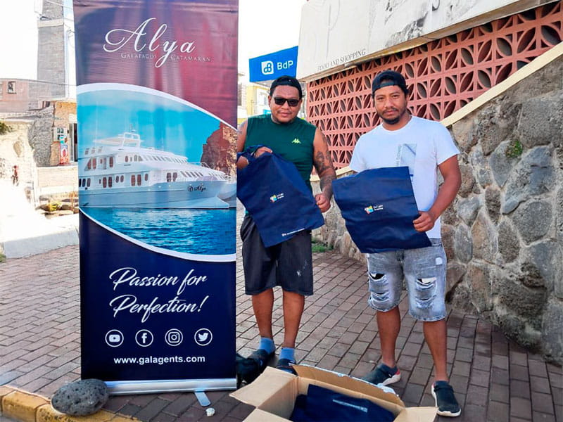 Members of Patitas Azules promoting environmental awareness by collecting garbage in the Galapagos Islands