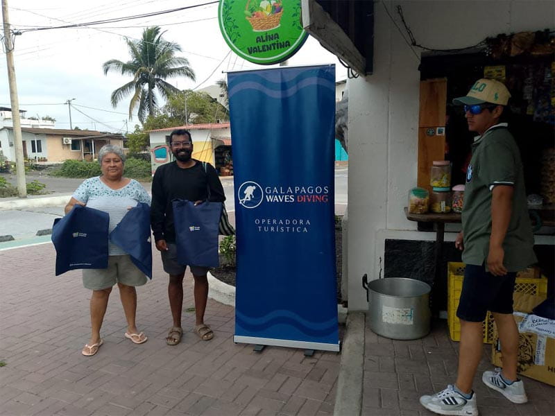 Members of Patitas Azules promoting environmental awareness by collecting garbage in the Galapagos Islands